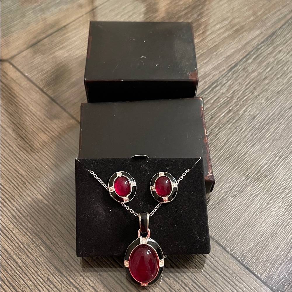 2012 Avon East End Gift Set - Red Necklace & Earrings - Picture 3 of 16